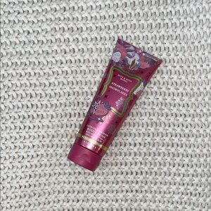 Bath & Body Works Strawberry Snowflakes Body Cream